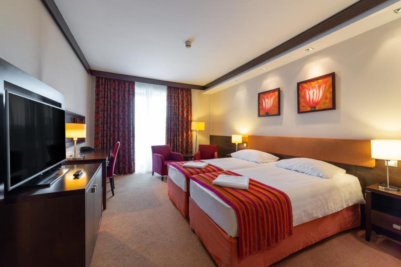 Hotel Pagony Wellness นีเรกฮาซา ภายนอก รูปภาพ
